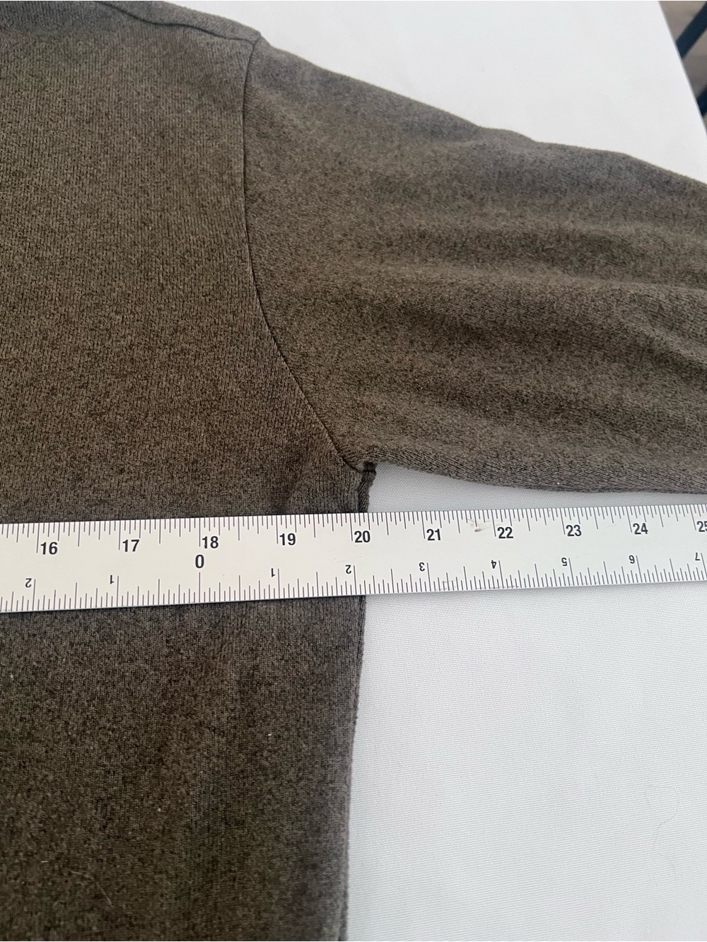 Uniqlo Women Olive Crewneck Sweater - Picture 6 of 6
